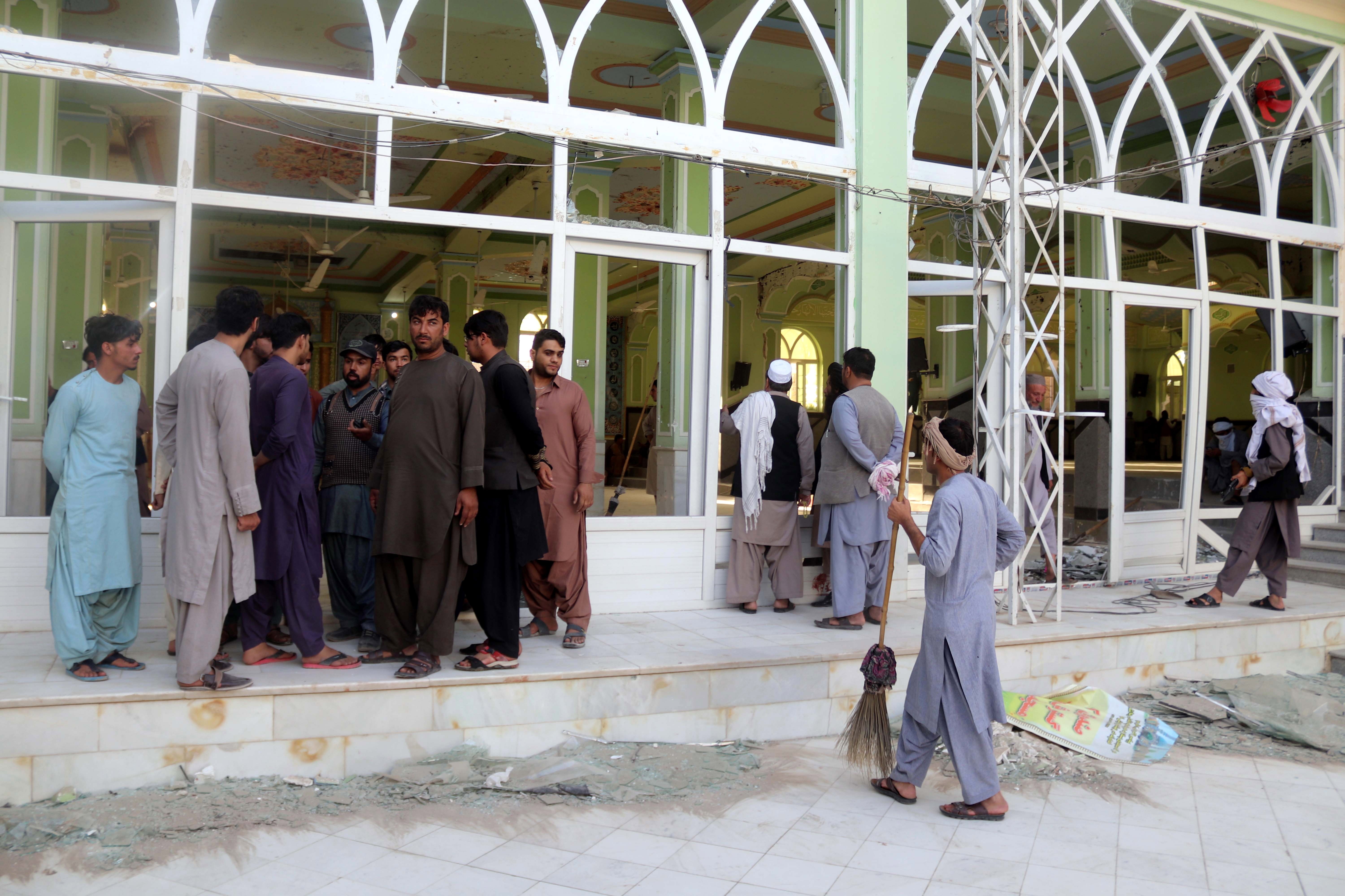 Personas observan los daños que dejó el atentado suicida en una mezquita en Kandahar, Afganistán. (Foto Prensa Libre: EFE)