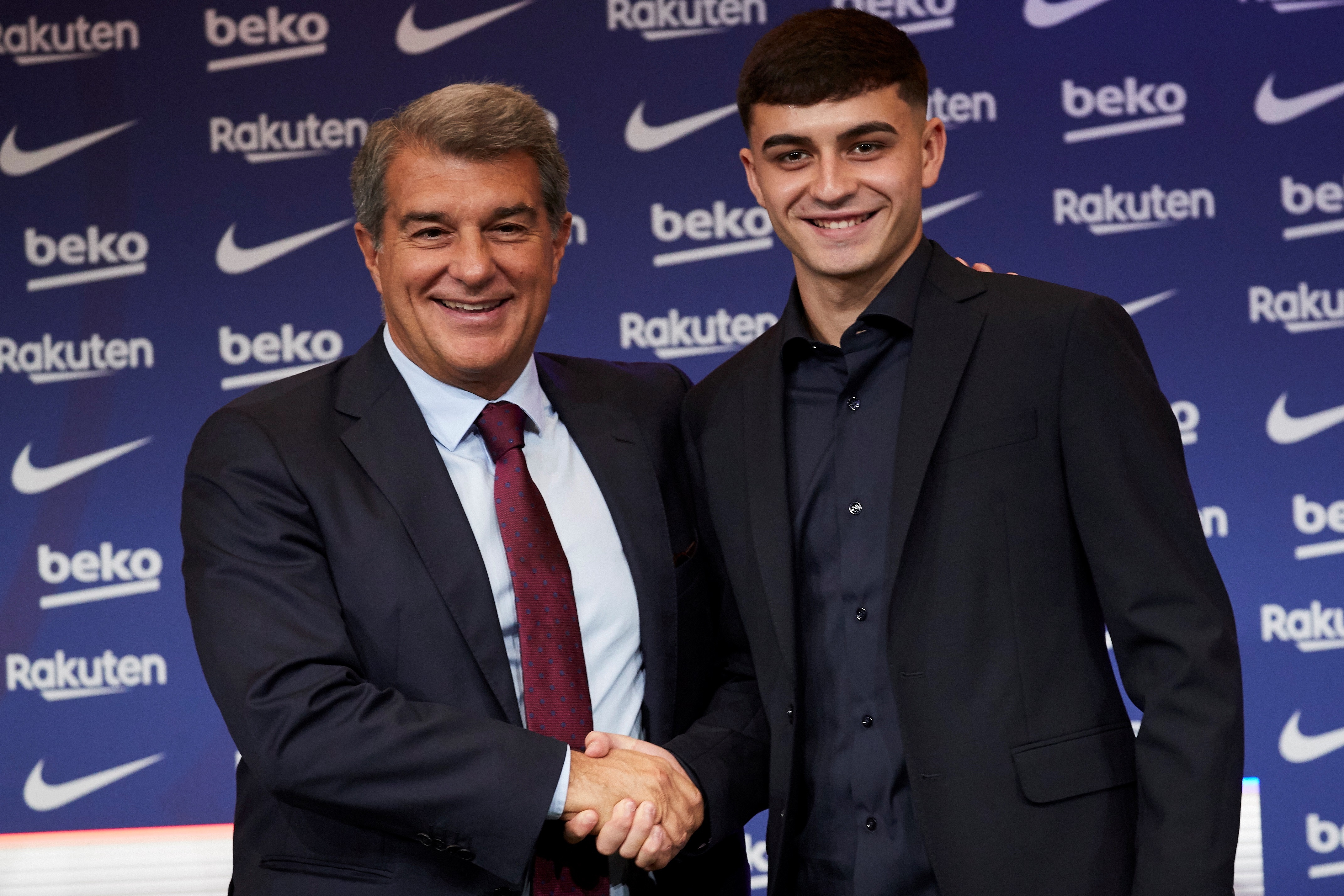 GRAFCAT8521. BARCELONA, 15/10/2021.- El presidente del FC Barcelona, Joan Laporta, y el centrocampista Pedro González 