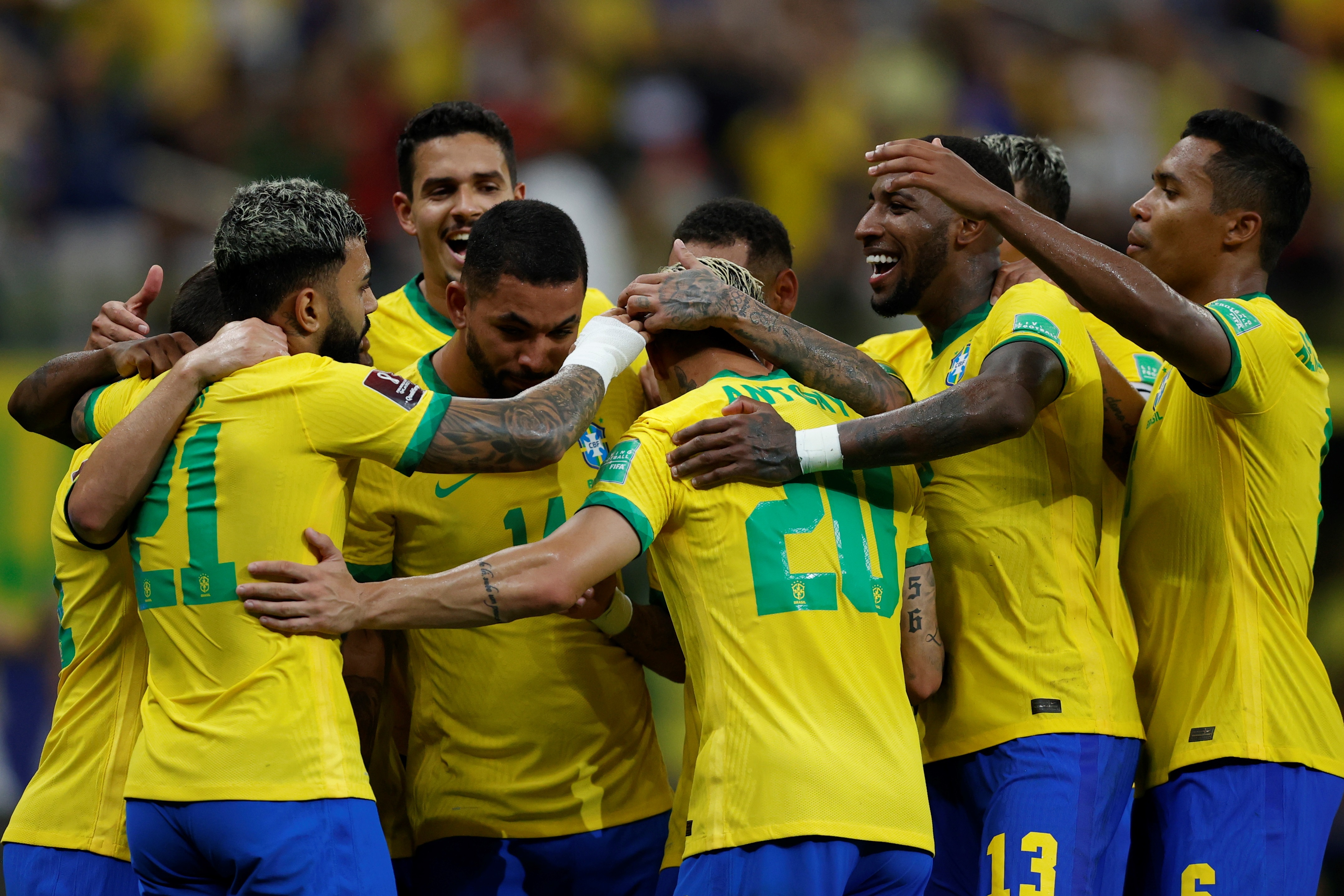 AMDEP1456. MANAUS (BRASIL), 14/10/2021.- Gabigol (2-i) de Brasil celebra hoy con sus compañeros tras anotar contra Uruguay, durante un partido por las eliminatorias sudamericanas para el Mundial de Catar 2022, en el estadio Arena da Amazonia en Manaus (Brasil). EFE/Fernando Bizerra