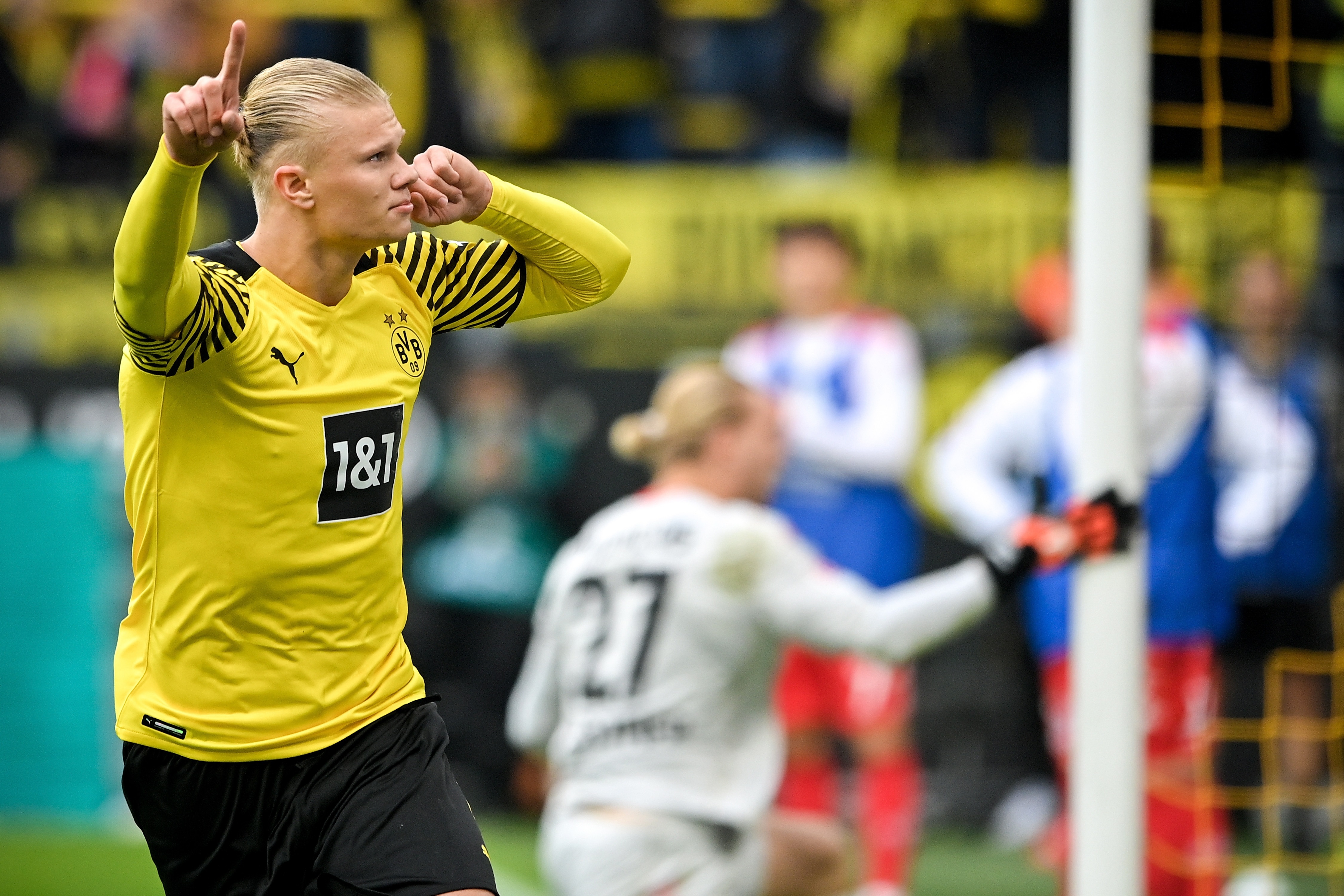El delantero del Borussia Dortmund Erling Haaland celebra después de conseguir el 2-0 de penal ante el 1. FSV Mainz 05 en el Signal Iduna Park. (Foto Prensa Libre: EFE)