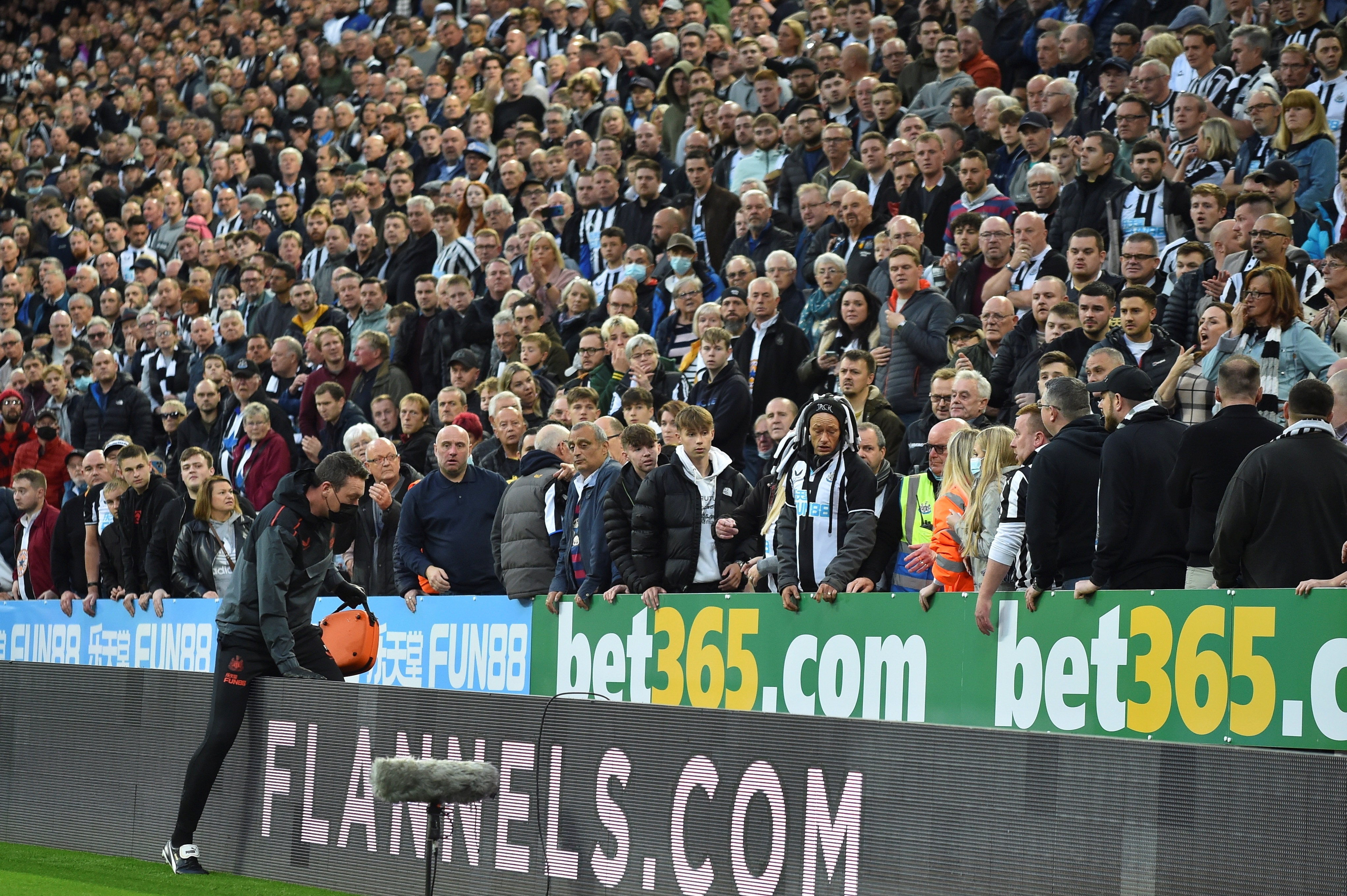 El momento exacto en el que un miembro del staff médico se dispuso a prestar asistencia a un espectador del duelo entre Newcastle United y Tottenham Hotspur. (Foto Prensa Libre: EFE)