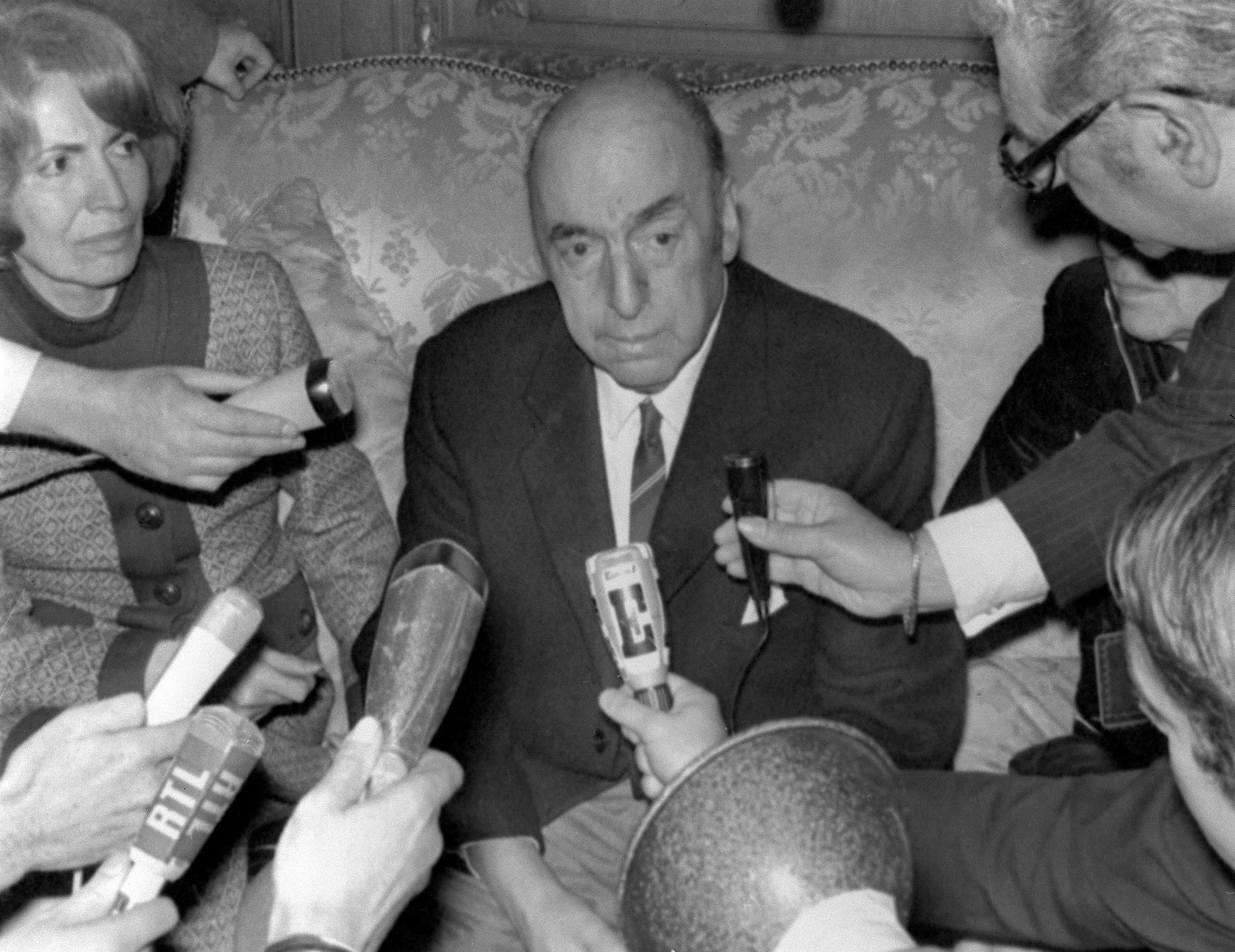 Nóbel de Neruda estuvo en el aire por su "tendencia comunista", según diario