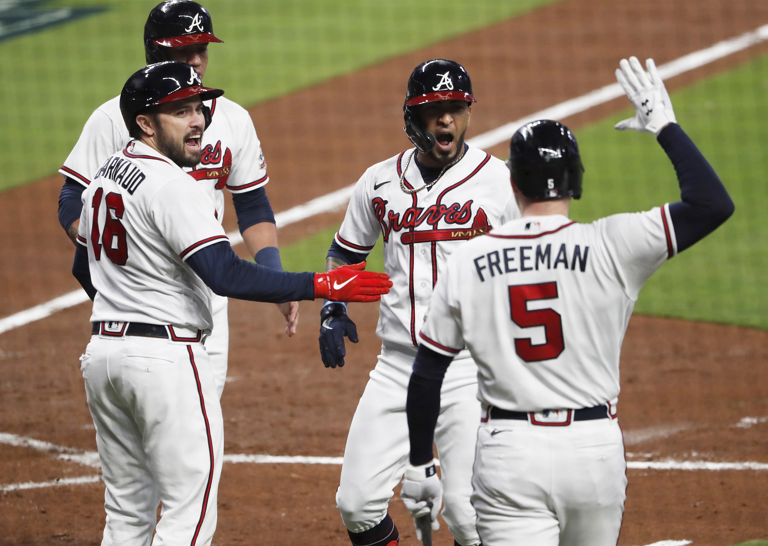 El jugador de los Bravos de Atlanta Eddie Rosario reacciona junto a sus compañeros en la cuarta entrada del juego seis ante Los Angeles Dodgers. (Foto Prensa Libre: EFE)