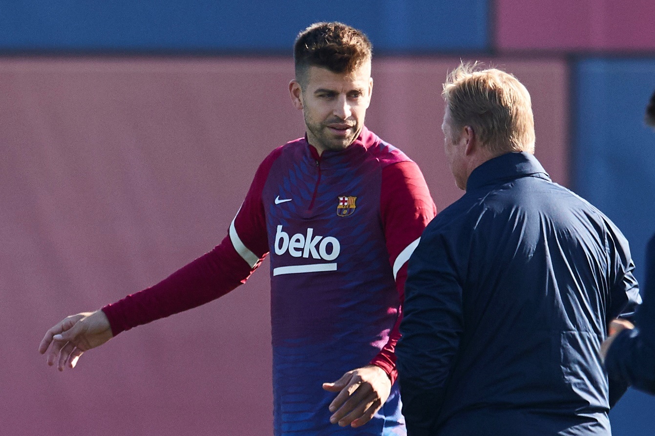 El  técnico neerlandés del FC Barcelona, Ronald Koemam (d) habla con el defensa Gerard Piqué (i). (Foto Prensa Libre: EFE)