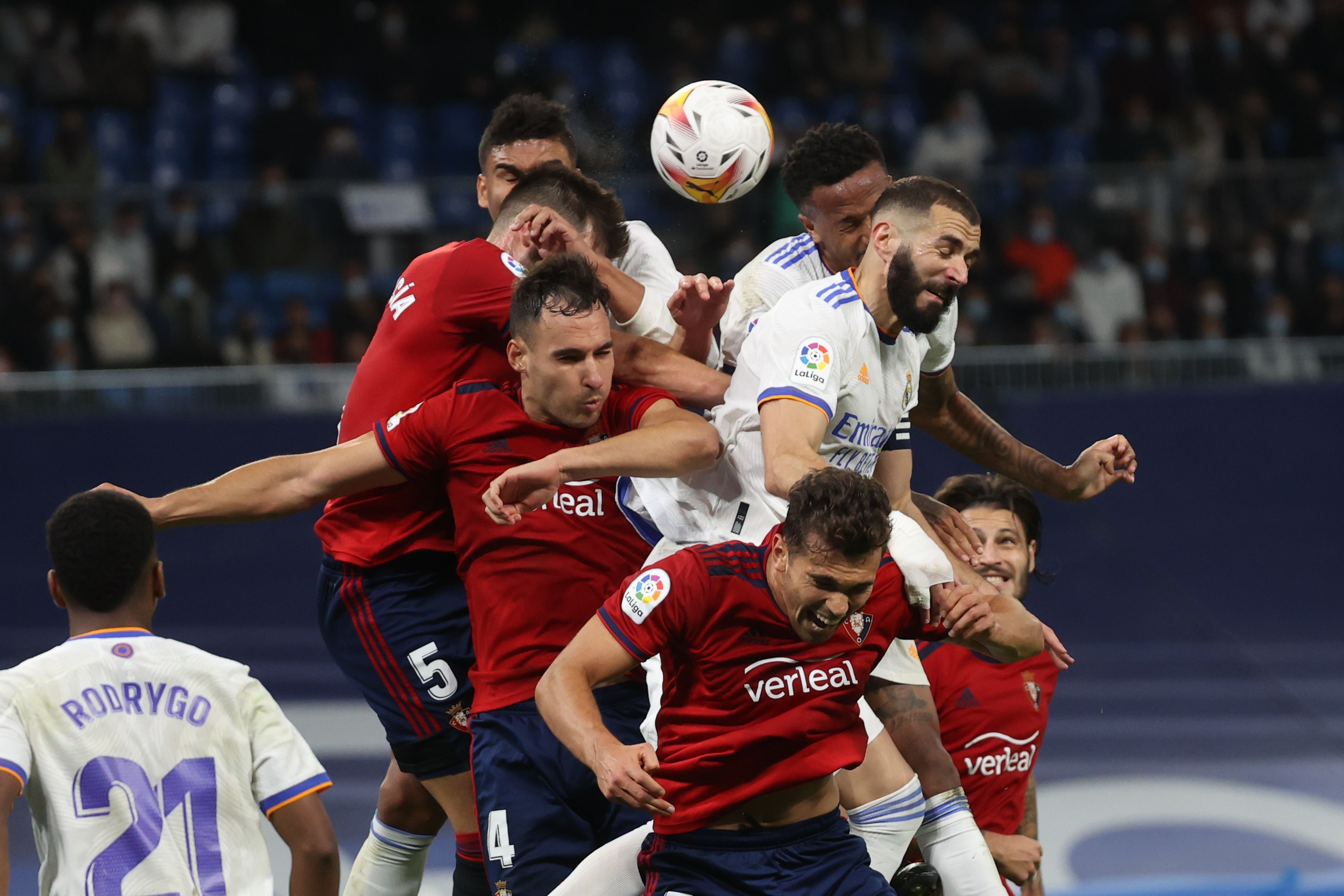 El delantero francés del Real Madrid Karim Benzema (d) salta por el balón junto a los jugadores de Osasuna. (Foto Prensa Libre: EFE)