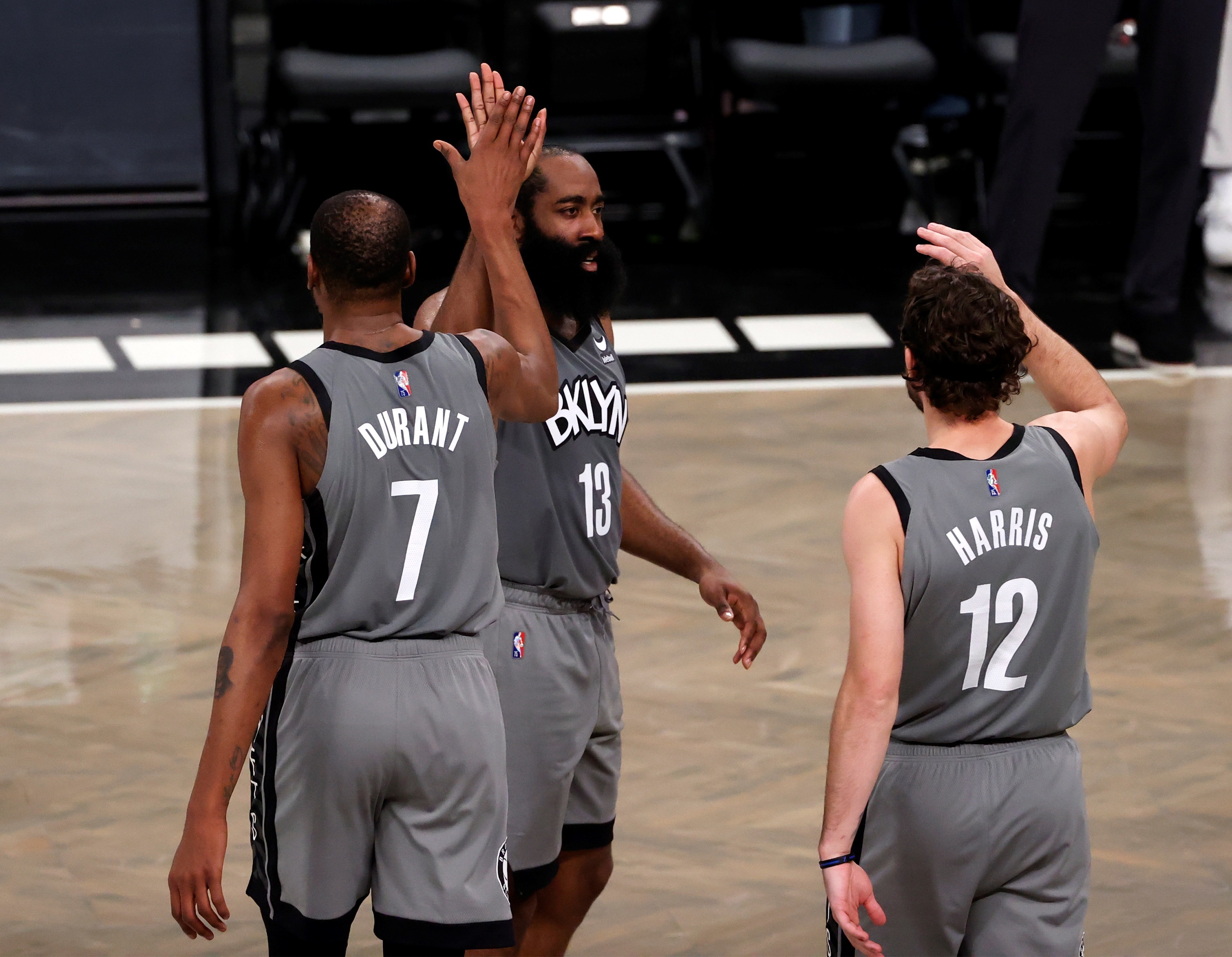 Los jugadores de los Brooklyn Nets James Harden (Centro) festejando con Kevin Durant (Izquierda) y Joe Harris (Derecha) ante los Indiana Pacers. (Foto Prensa Libre: EFE)