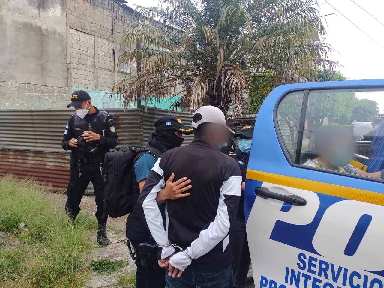 Agentes de la PNC y fiscales del MP durante uno de los operativos antipandillas. (Foto Prensa Libre: PNC)