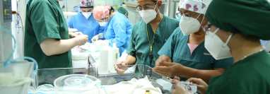 Equipo médico atiende a las trillizas que nacieron en el Hospital Regional de Occidente de Quetzaltenango. (Foto Prensa Libre: HRO)