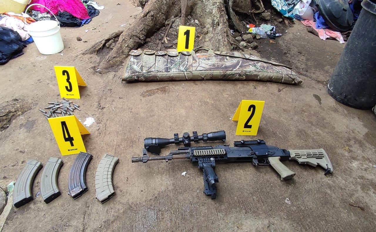 
Durante los allanamientos, las fuerzas de seguridad localizaron varias armas de fuego. (Foto Prensa Libre: PNC)
