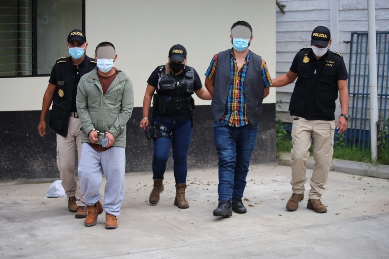 Dos guatemaltecos deportados de Estados Unidos fueron detenidos por la Policía Nacional Civil por tener orden de detención. (Foto Prensa Libre: PNC) 