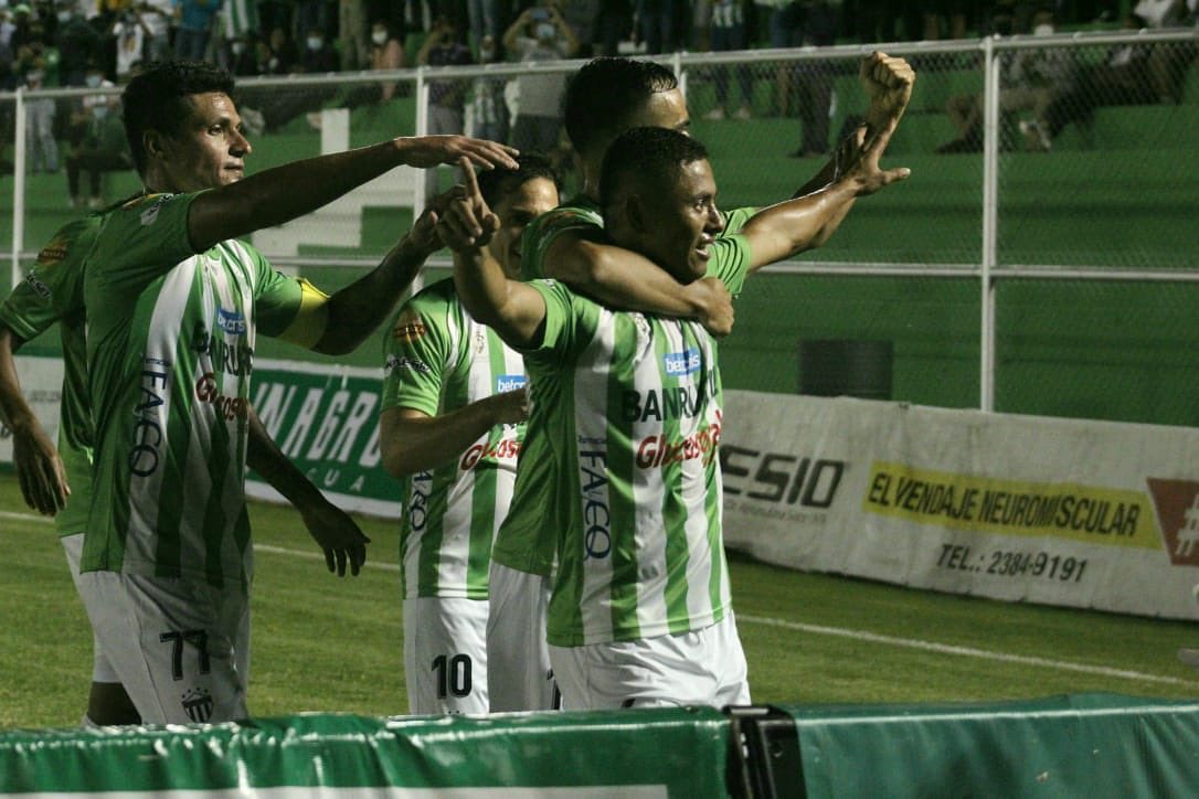Carlos Mejía anotó el primer gol del partido ante Achuapa (el cuarto para él en el torneo). Al final los panzaverde sufrieron ante los cebolleros que cayeron por un autogol en el añadido. Foto Antigua GFC Oficial.