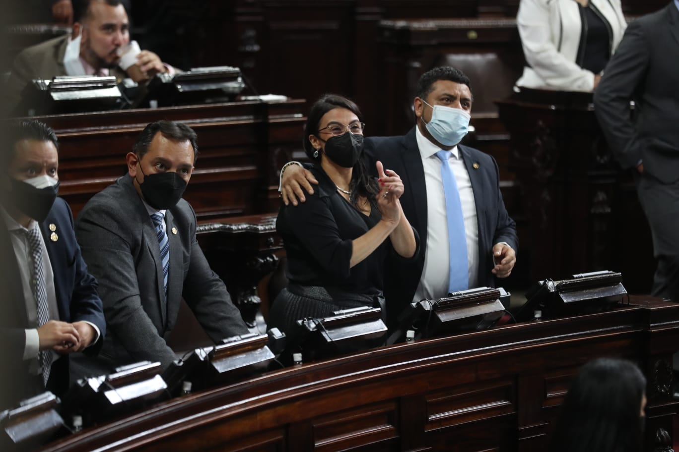 Diputados del oficialismo celebran haber ganado la elección para dirigir el Congreso de la República. (Foto Prensa Libre: Juan Diego González)