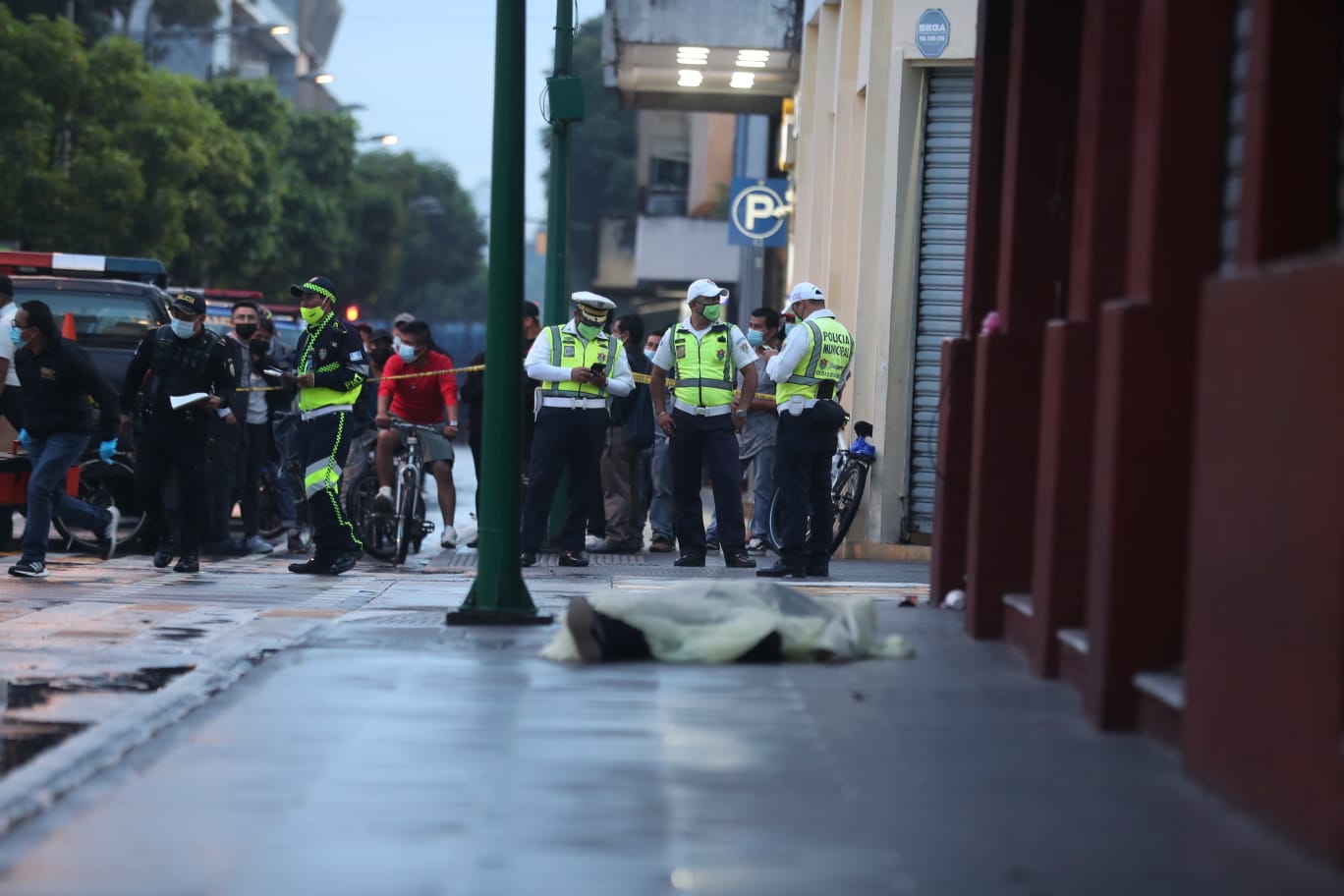La balacera causó pánico en los visitantes del Paseo de la Sexta. (Foto Prensa Libre: Juan Diego González)