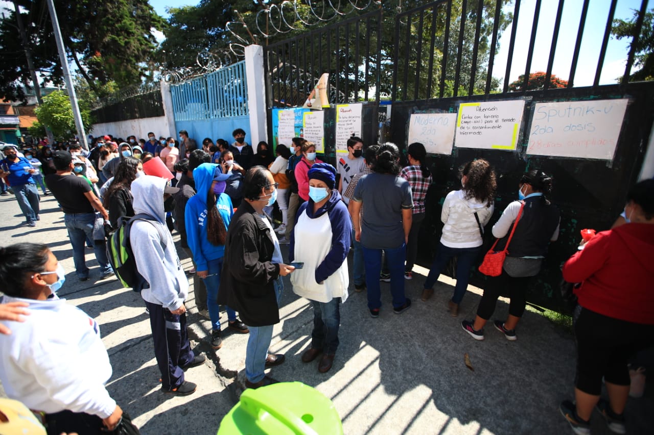 
Decenas de personas hacen fila en busca de la vacuna de Pfizer en el puesto de vacunación Alida España, en la zona 3 de la capital, pero en ese lugar solo se contaba con 150 dosis. (Foto Prensa Libre: Carlos Hernandez Ovalle)
