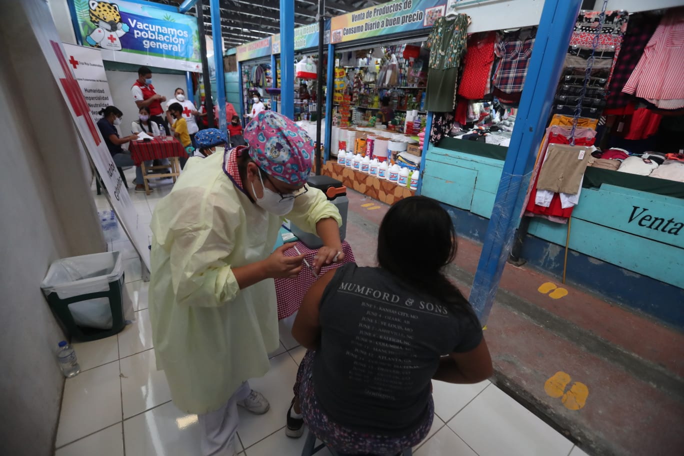 De acuerdo con expertos, la vacunación sigue siendo el medio más eficaz para frenar la pandemia en el país. (Foto Prensa Libre: Juan Diego González)
