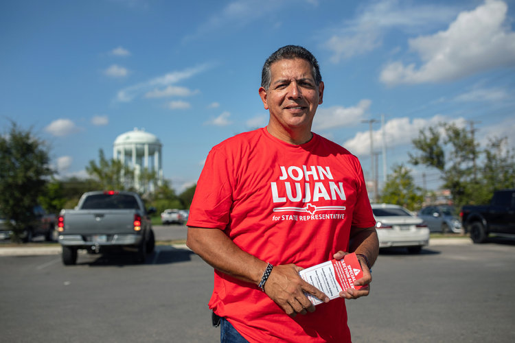 John Lujan, a la derecha, candidato republicano a representante del Distrito 118 en la Cámara de Representantes de Texas, saluda a un votante afuera de un centro de votación en San Antonio, el 21 de octubre de 2021. (Tamir Kalifa/The New York Times).