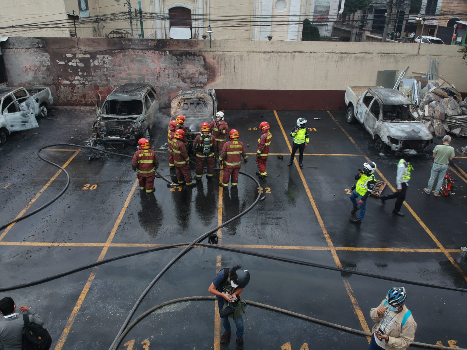 
Varios vehículos fueron dañados en un parqueo del Congreso de la República por exmilitares que exigen una indemnización. (Foto Prensa Libre: María José Bonilla)
