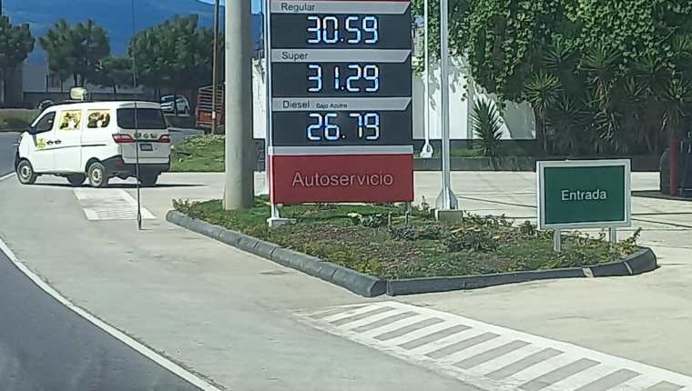 El precio de las gasolinas se incrementó esta semana y las autoridades del Ministerio de Energía y Minas (MEM) prevén más alzas. (Foto Prensa Libre: Mynor Toc) 