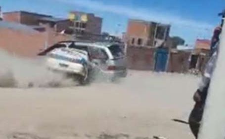 Momento del accidente de tránsito en Challapata, Oruro, Bolivia. (Foto Prensa Libre: Tomada del video de YouTube)