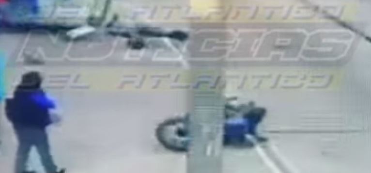 Momento del accidente de un motorista en la Avenida Petapa. (Foto Prensa Libre: Tomada de Facebook) 