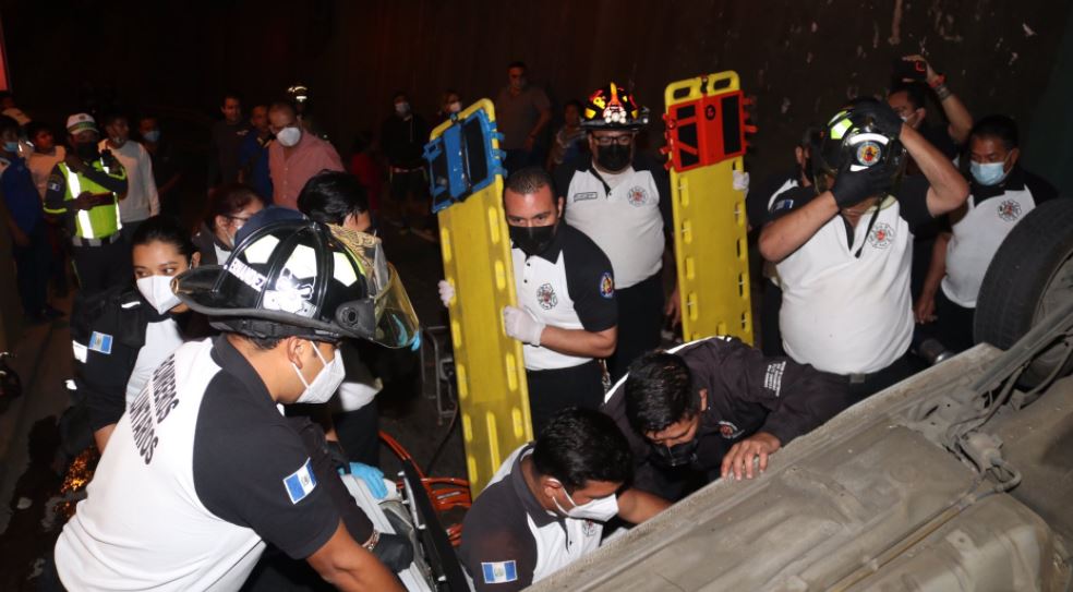 Persona muere en accidente de tránsito en el puente el “Zope” conexión d El Trébol hacia la zona 3. (Foto Prensa Libre: Bomberos Voluntarios)