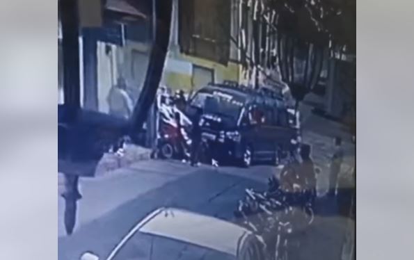 Cámara graba accidente de tránsito en la zona 1 de Retalhuleu. (Foto Prensa Libre: Tomada de redes sociales)