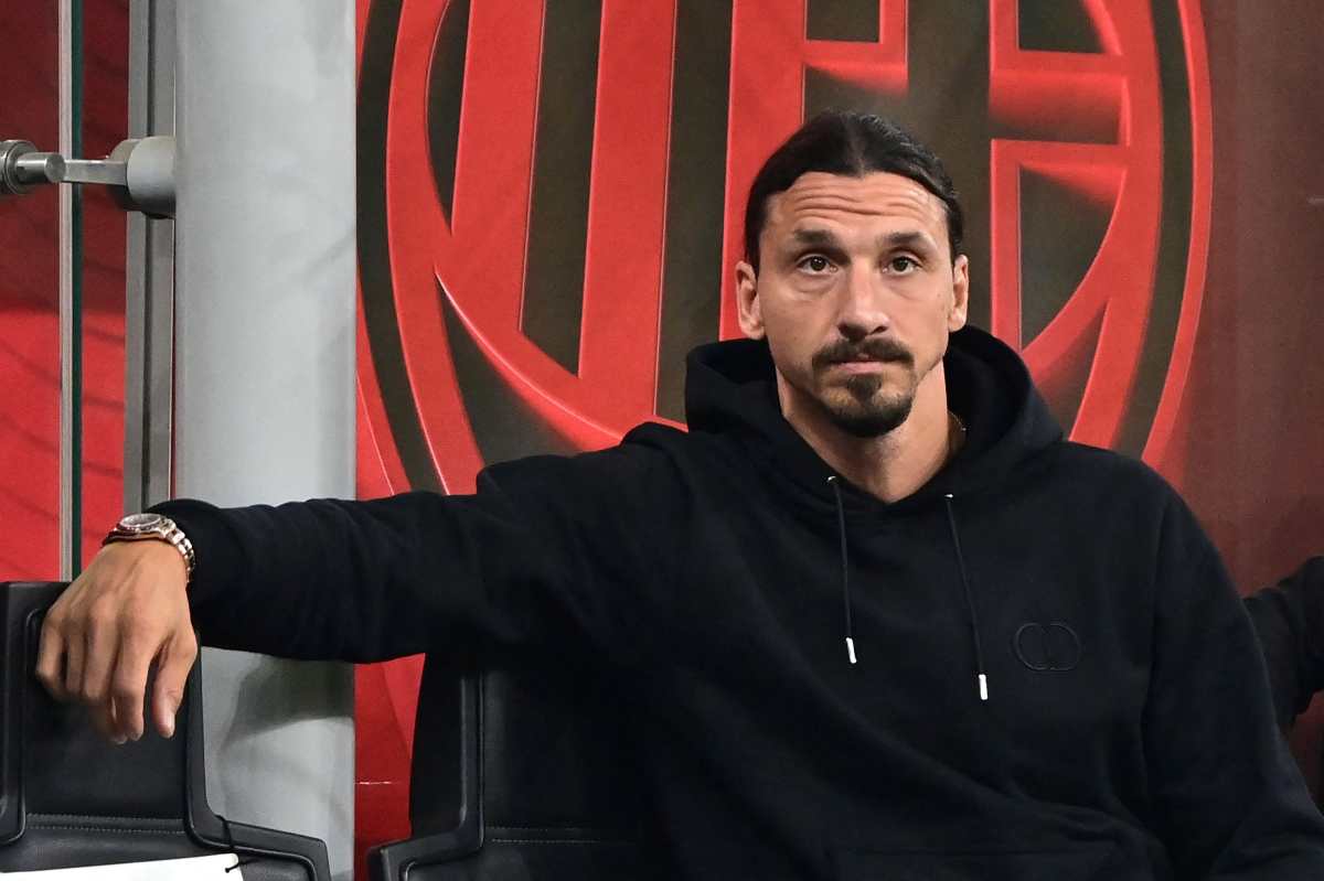 El jugador del AC Milan, Zlatan Ibrahimovic mientras veía a su equipo ante el Cagliari en el San Siro. (Foto Prensa Libre: AFP)