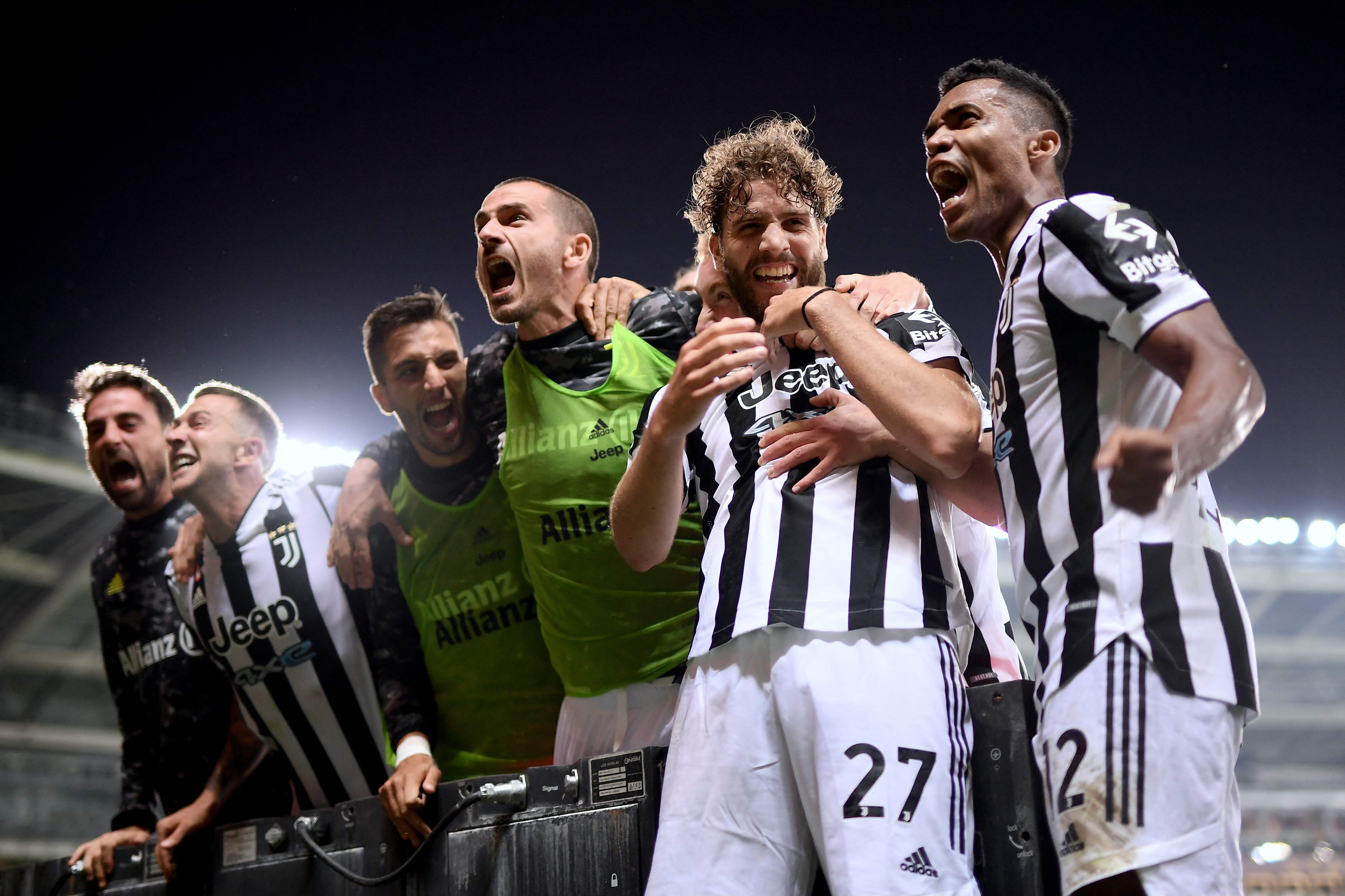 Manuel Locatelli celebra con sus compañeros el gol de la victoria frente al Torino, en la Serie A. (Foto Prensa Libre: AFP).