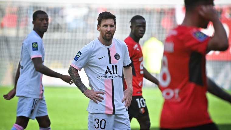 El delantero argentino del Paris Saint-Germain, Lionel Messi (C) reacciona durante la derrota ante el Stade Rennais (Rennes) en el Roazhon Park. (Foto Prensa Libre: AFP)