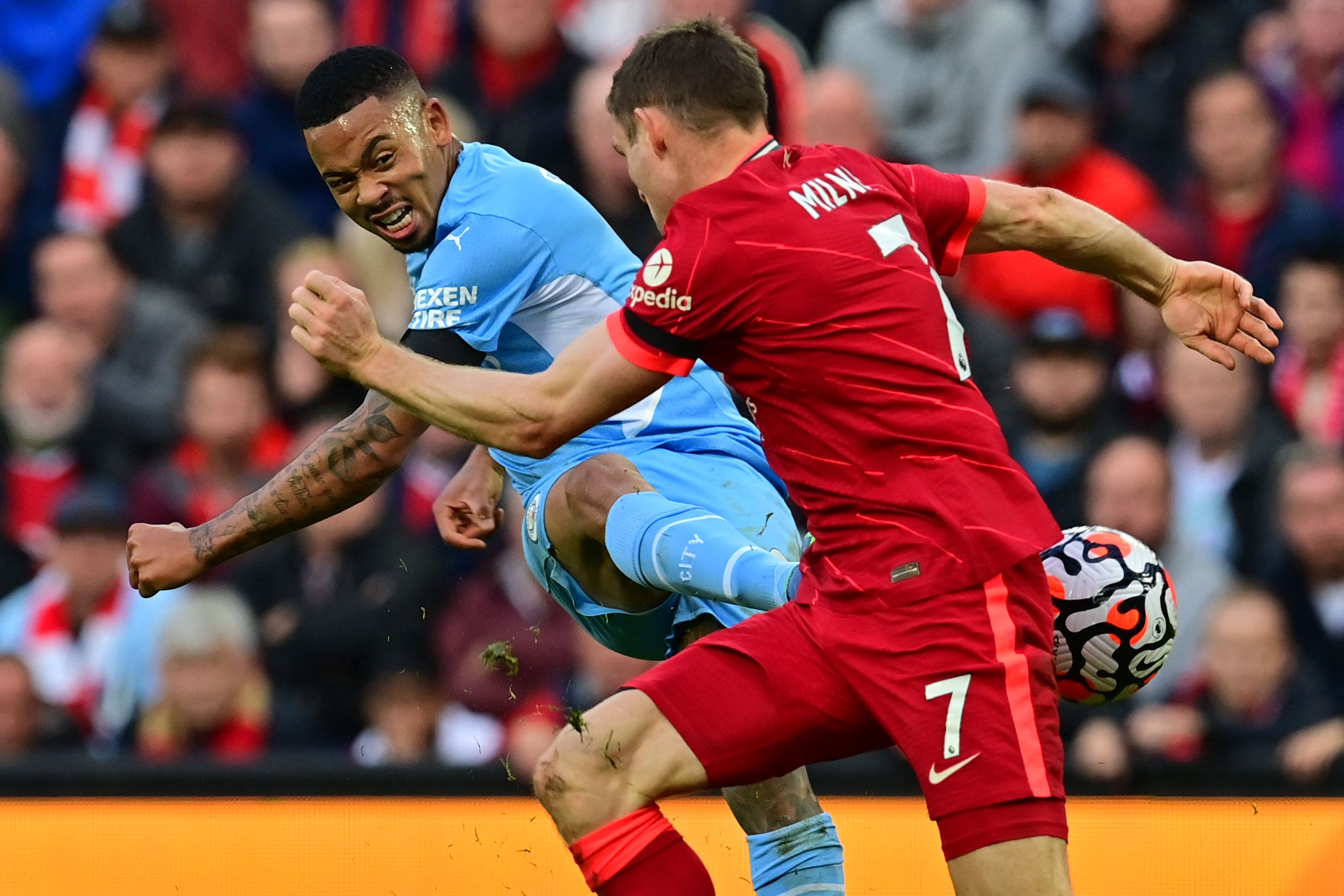 El delantero del Manchester City Gabriel Jesus (izquierda) disputa el balón al hombre del Liverpool, James Milner en Anfield. (Foto Prensa Libre: AFP)