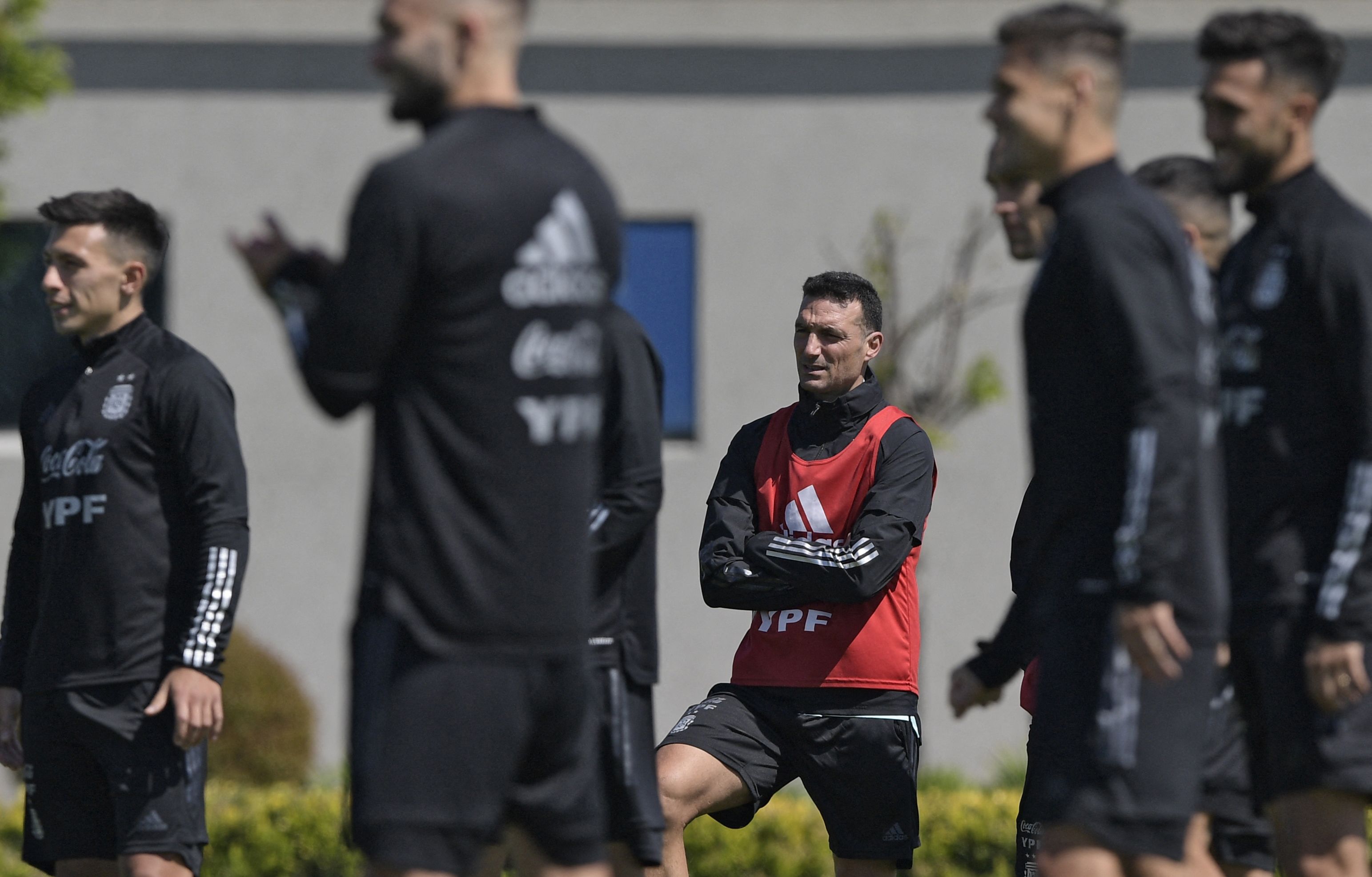 El entrenador de Argentina Lionel Scaloni (Centro) durante una sesión de entrenamiento en Ezeiza, Buenos Aires. (Foto Prensa Libre AFP)