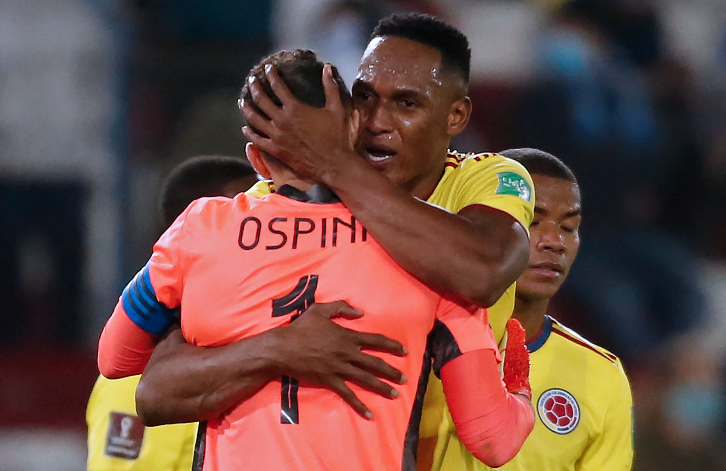 El arquero colombiano David Ospina (izquierda) junto a su compañero Yerry Mina durante un abrazo después de empatar con Brasil. (Foto Prensa Libre: AFP)