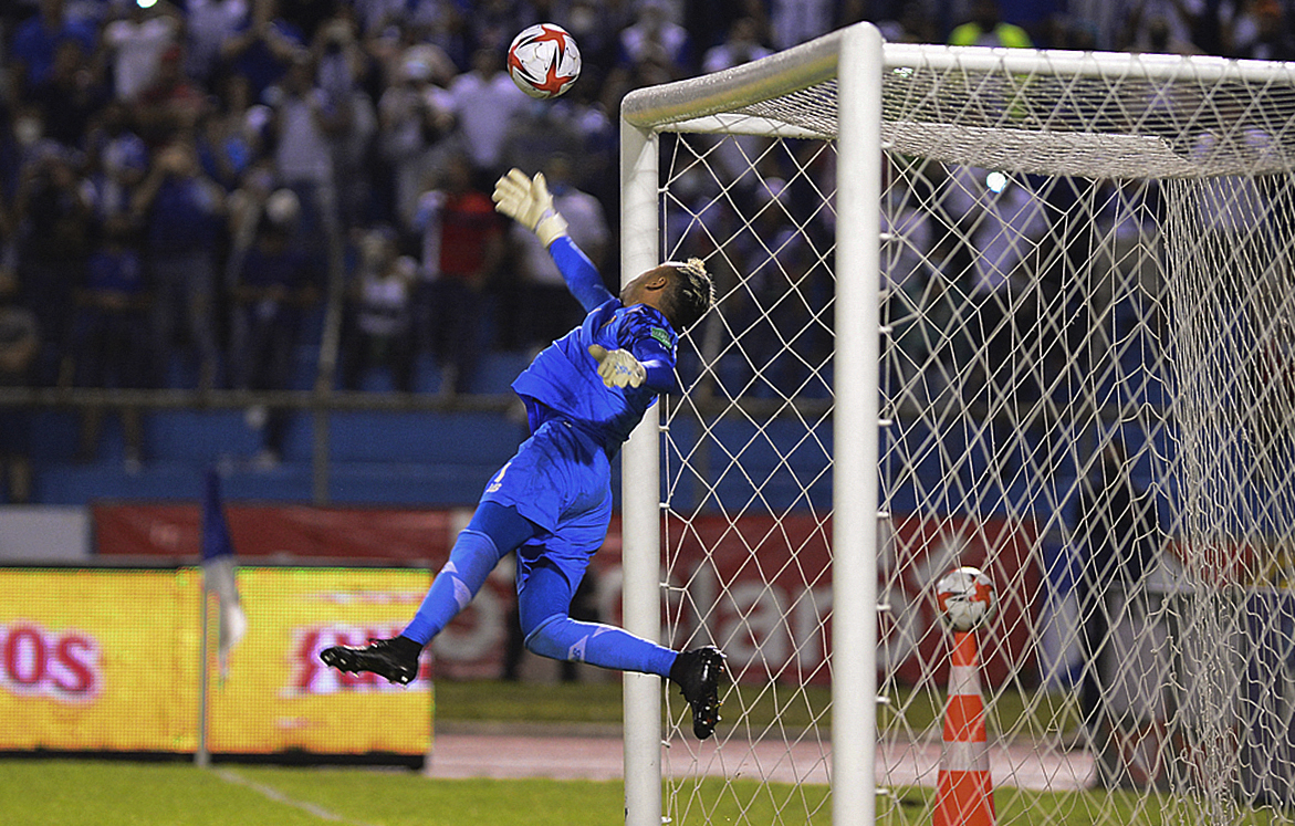 El guardameta de Costa Rica, Keylor Navas, detuvo un balón que puedo ser gol para Honduras en el juego que disputaron en el Estadio Olímpico Metropolitano de San Pedro Sula, Honduras. Foto Prensa Libre: AFP.