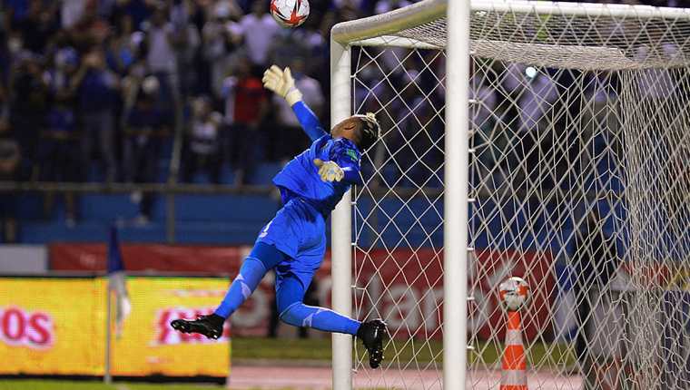 El guardameta de Costa Rica, Keylor Navas, detuvo un balón que puedo ser gol para Honduras en el juego que disputaron en el Estadio Olímpico Metropolitano de San Pedro Sula, Honduras. Foto Prensa Libre: AFP.