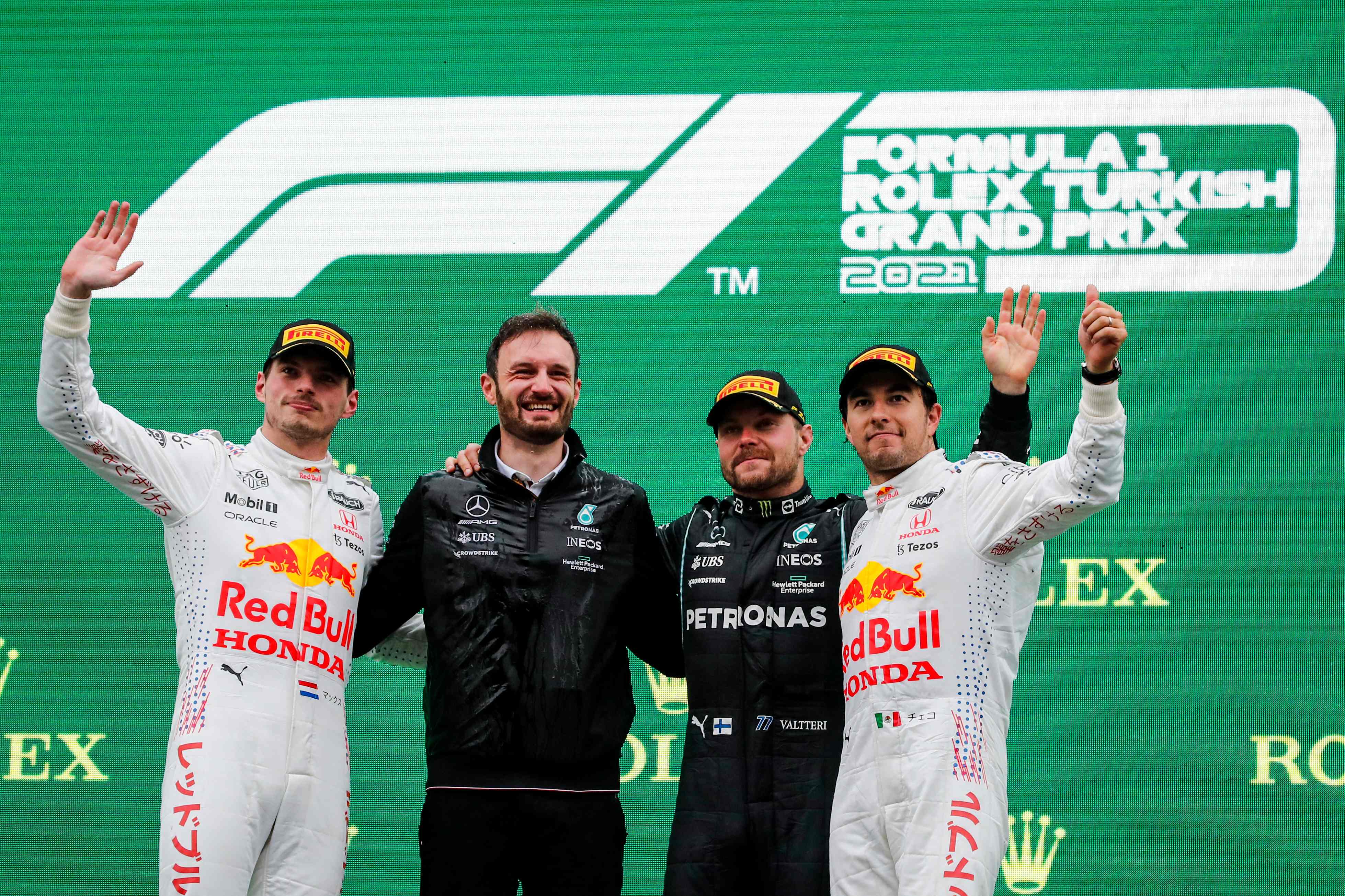El segundo lugar de Red Bull Max Verstappen, el ganador por Mercedes Valtteri Bottas y el tercer puesto por Red Bullel el mexicano, Sergio Perez durante la ceremonia del podio después del Grand Prix de Turquía. (Foto Prensa Libre: AFP)