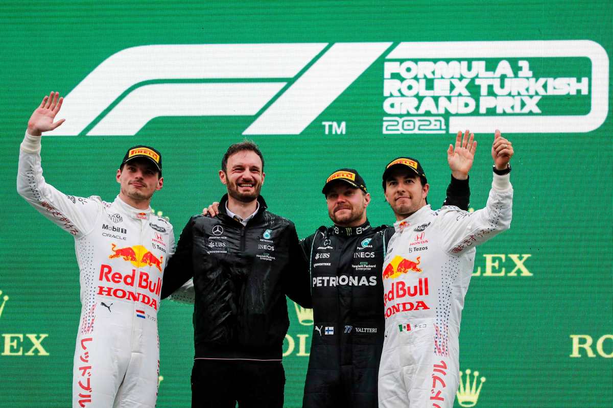 Bottas gana en Turquía y Verstappen festeja liderato en el podio con ‘Checo’