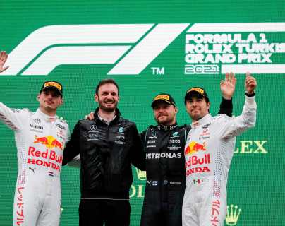 Bottas gana en Turquía y Verstappen festeja liderato en el podio con ‘Checo’