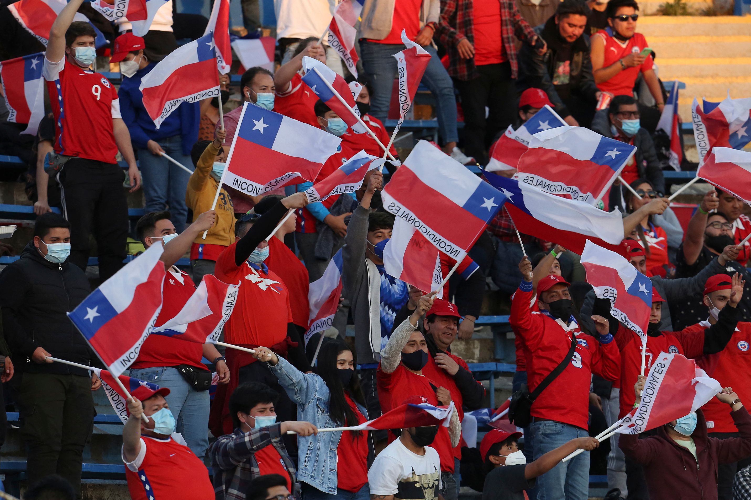 La afición de Chile fue sancionada por los insultos durante el partido contra Brasil el pasado 2 de septiembre. (Foto Prensa Libre: AFP).