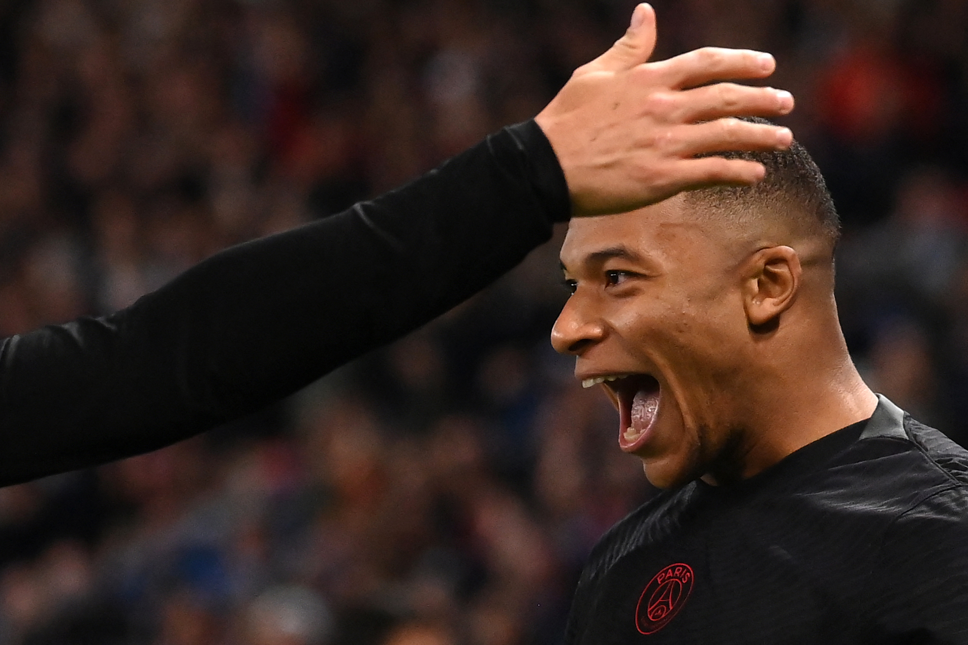 Kylian Mbappe festeja el gol de la victoria del París SG frente al Angers. (Foto Prensa Libre: AFP).