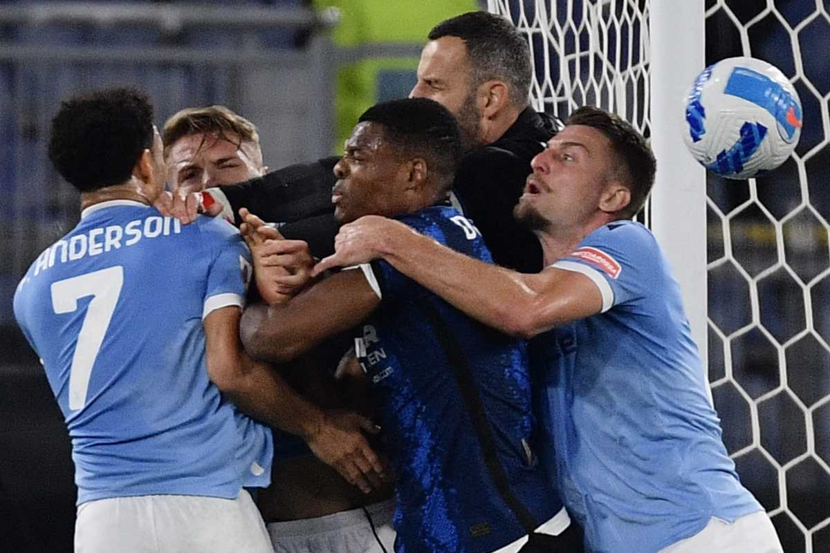 VIDEO | El insólito festejo de Luiz Felipe sobre Joaquín Correa que terminó en roja directa tras ganarle 3-1 con la Lazio al Inter en la Serie A
