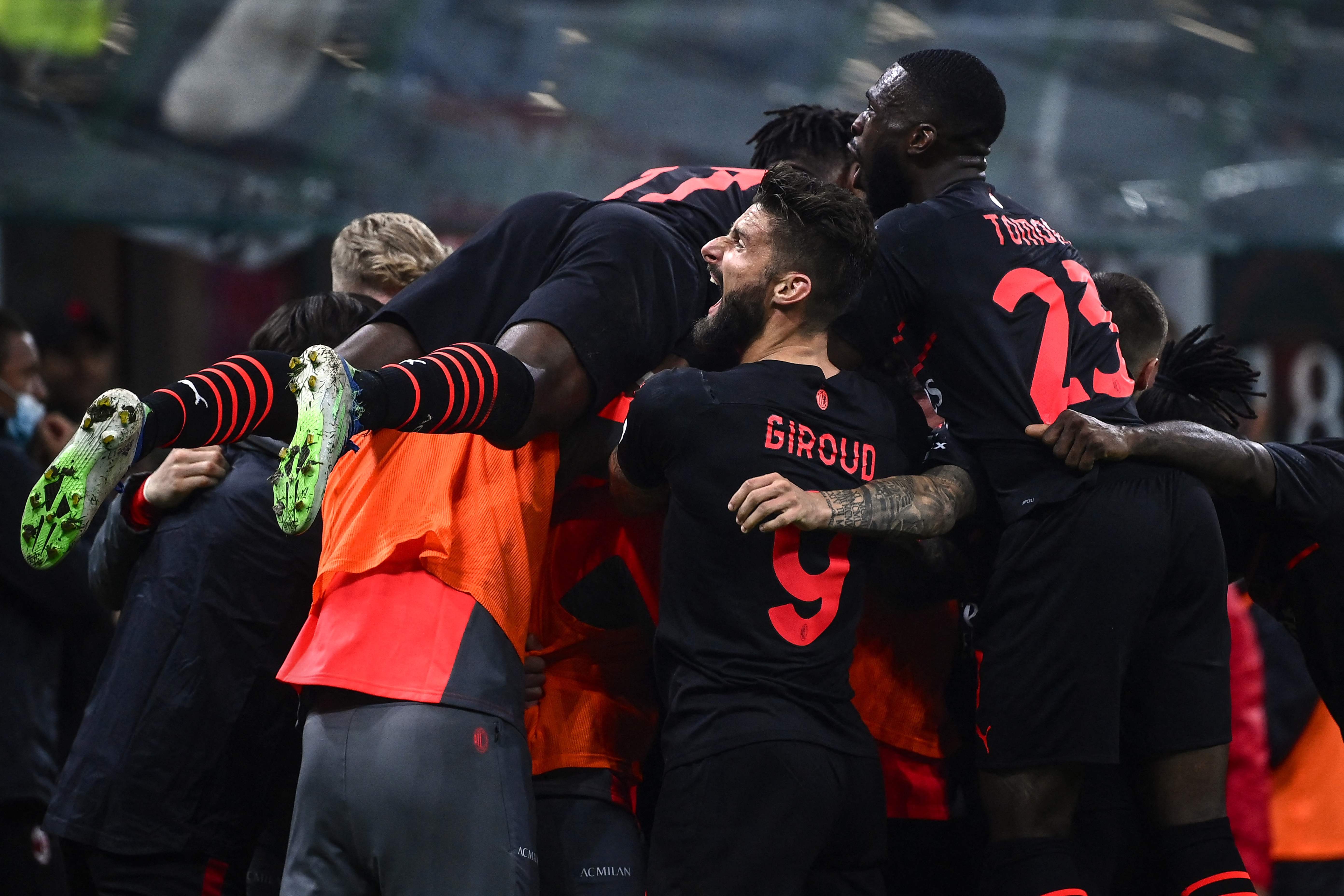 Olivier Giroud festeja con sus compañeros, después de anotar el gol del triunfo. (Foto Prensa Libre: AFP)