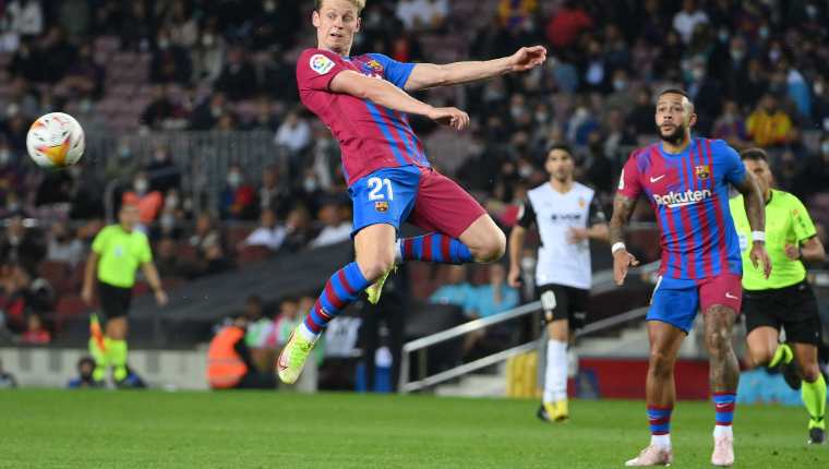 El jugador del Barcelona Frenkie De Jong salta por el balón en el duelo ante el Valencia CF. (Foto Prensa Libre: AFP)