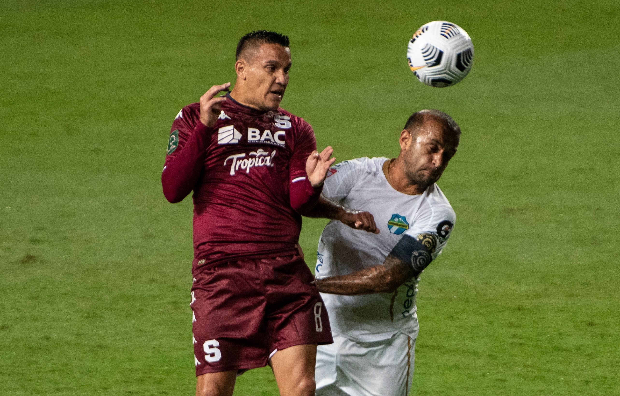 David Guzman de Saprissa disputa un balón con José Contreras durante el partido de ida de los cuartos de final que disputaron en el estadio Ricardo Saprissa el pasado 21 de octubre. Foto Prensa Libre: AFP.