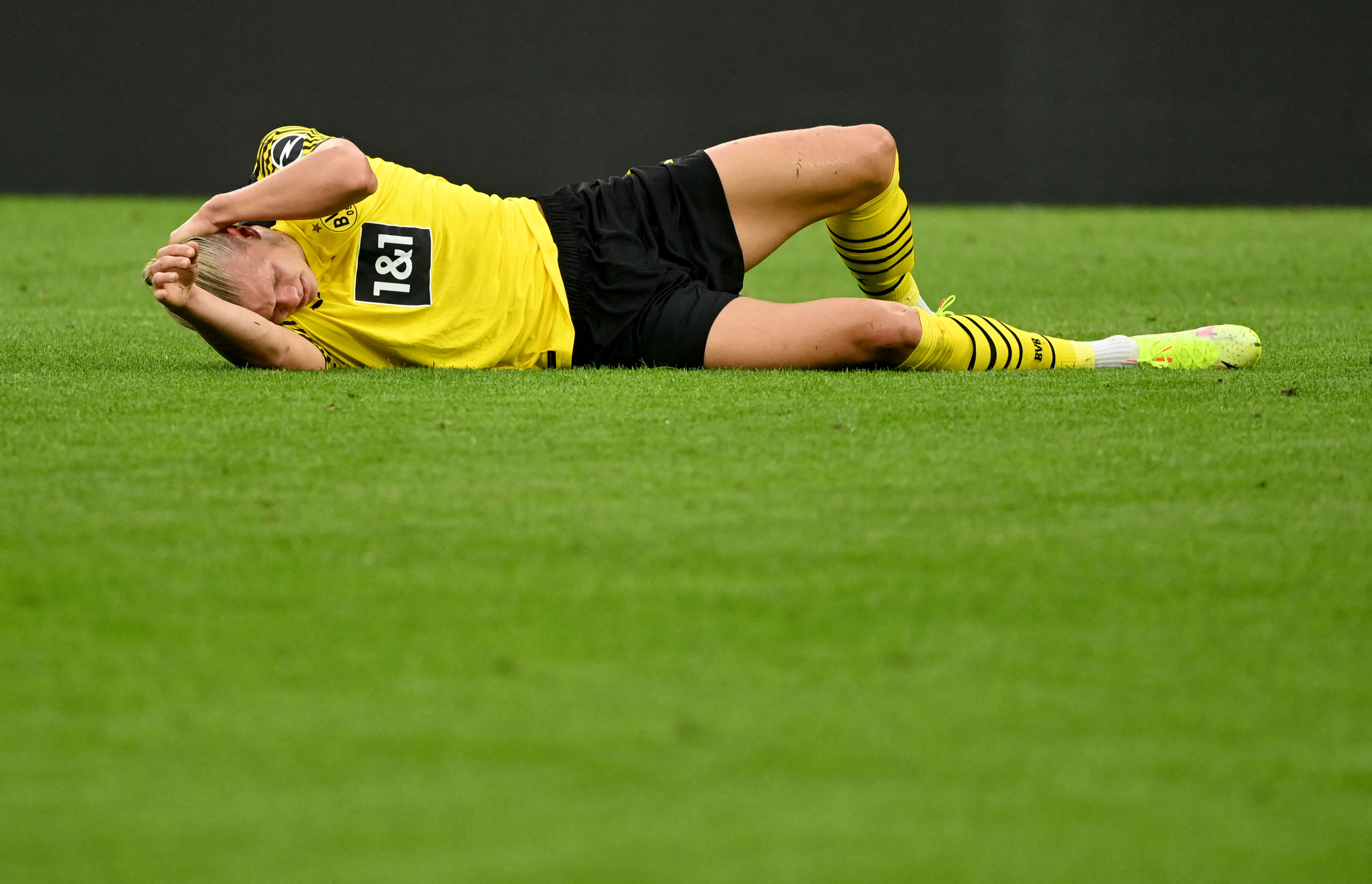 El delantero noruego del Borussia Dortmund, Erling Braut Haaland estará varias semanas fuera por una lesión en la cadera. Foto Prensa Libre: AFP.