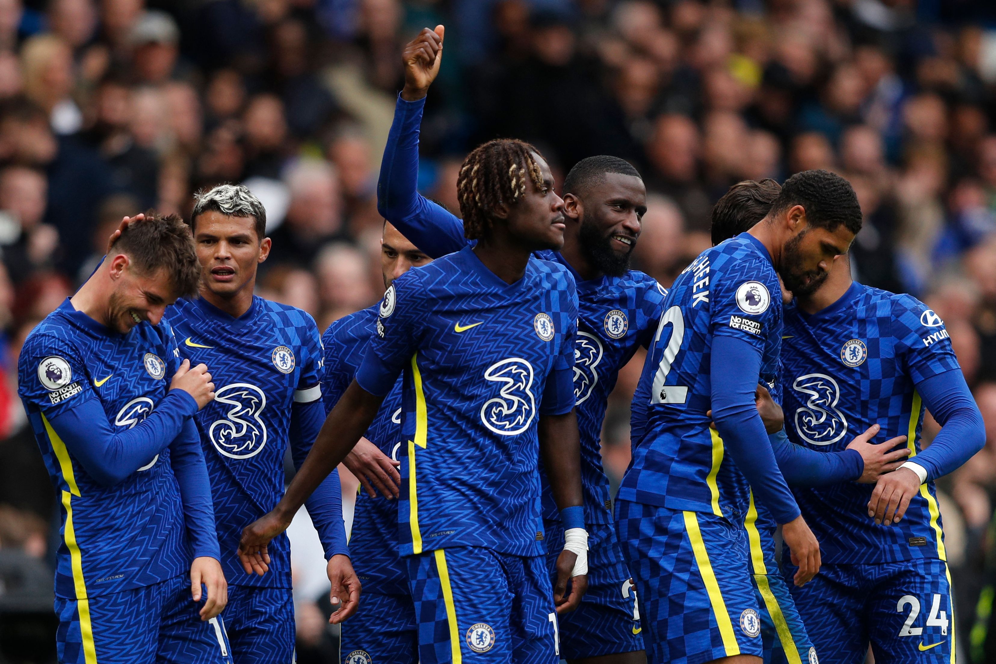 El jugador del Chelsea Mason Mount (izquierda) celebra con sus compañeros después de anotarle al Norwich City en Stamford Bridge. (Foto Prensa Libre: AFP)