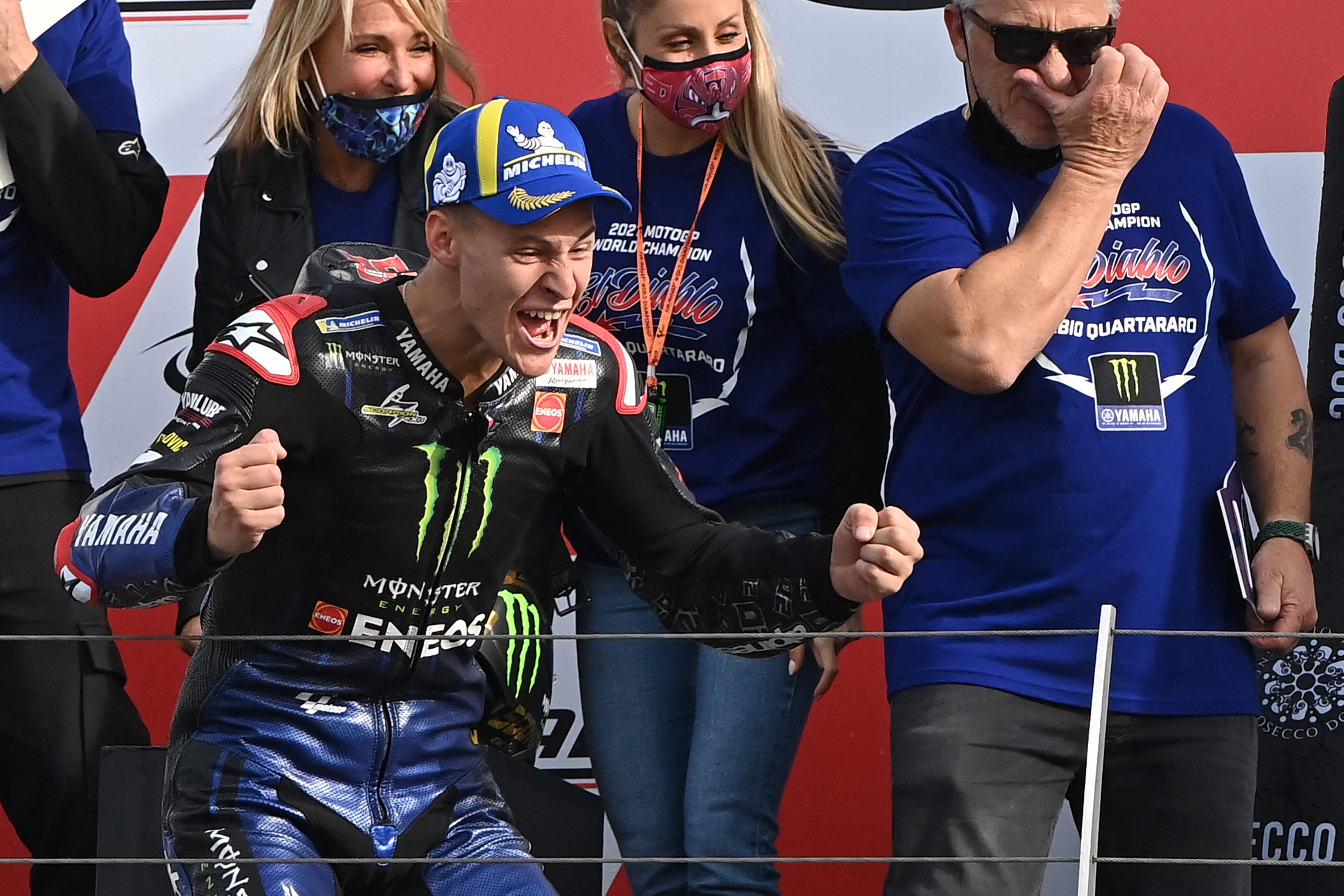 Fabio Quartararo, de Yamaha, celebra después de coronarse campeón del mundo en Moto GP. (Foto Prensa Libre: AFP).