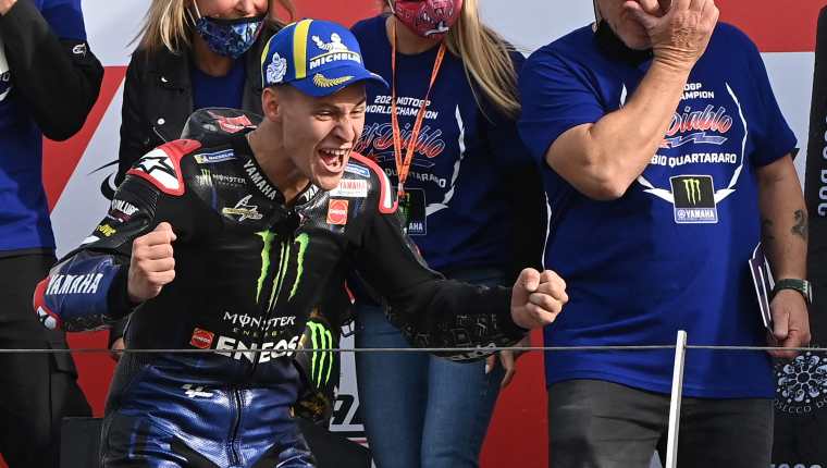 Fabio Quartararo, de Yamaha, celebra después de coronarse campeón del mundo en Moto GP. (Foto Prensa Libre: AFP).