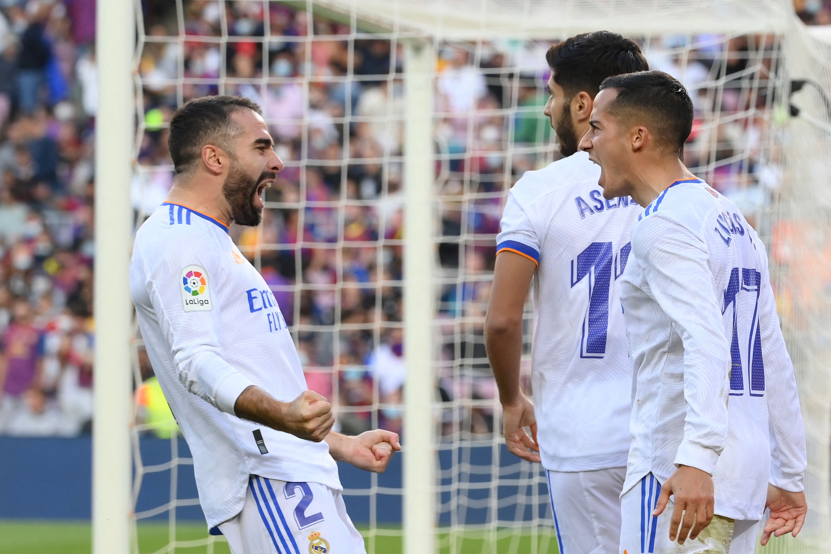 El lateral derecho del Real Madrid Lucas Vázquez (derecha) festeja con sus compañeros el segundo gol al FC Barcelona. (Foto Prensa Libre: AFP)