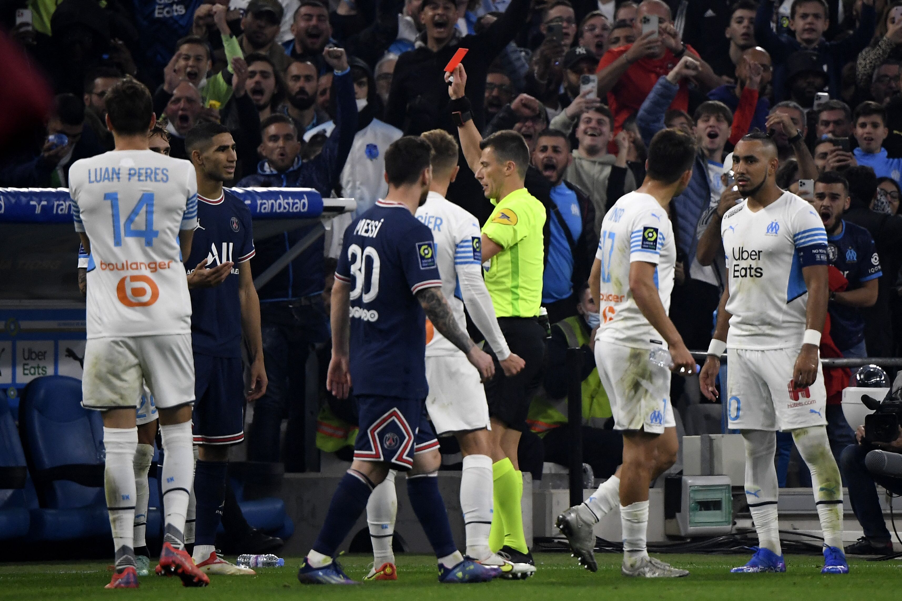 El defensa del Paris Saint-Germain Achraf Hakimi (2ndo izquierda) reacciona tras ser expulsado ante el Olympique Marseille. (Foto Prensa Libre: AFP)