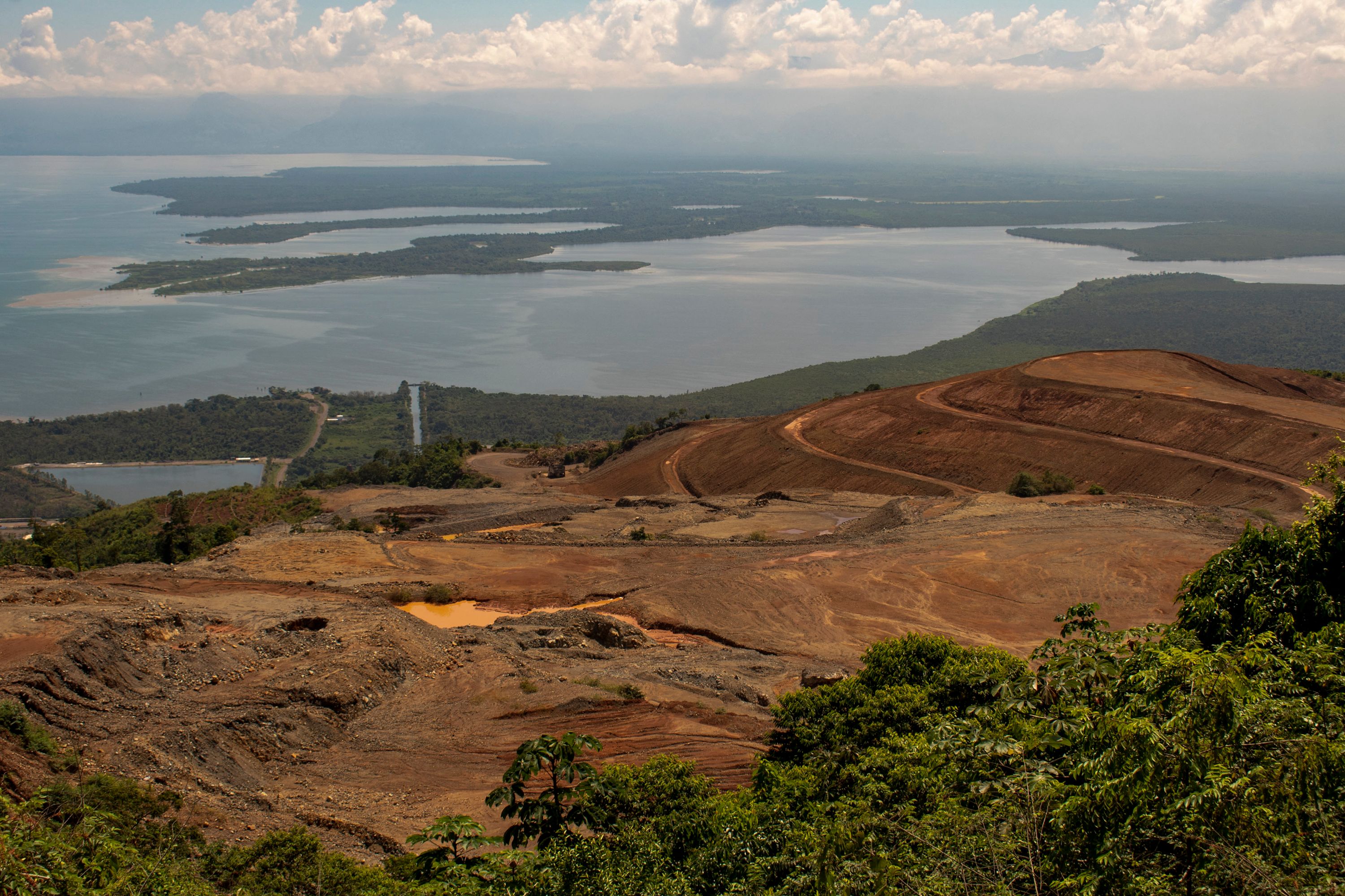 Vista aérea de la propiedad  minera CGN  en El Estor, Izabal. (Foto Prensa Libre: AFP)